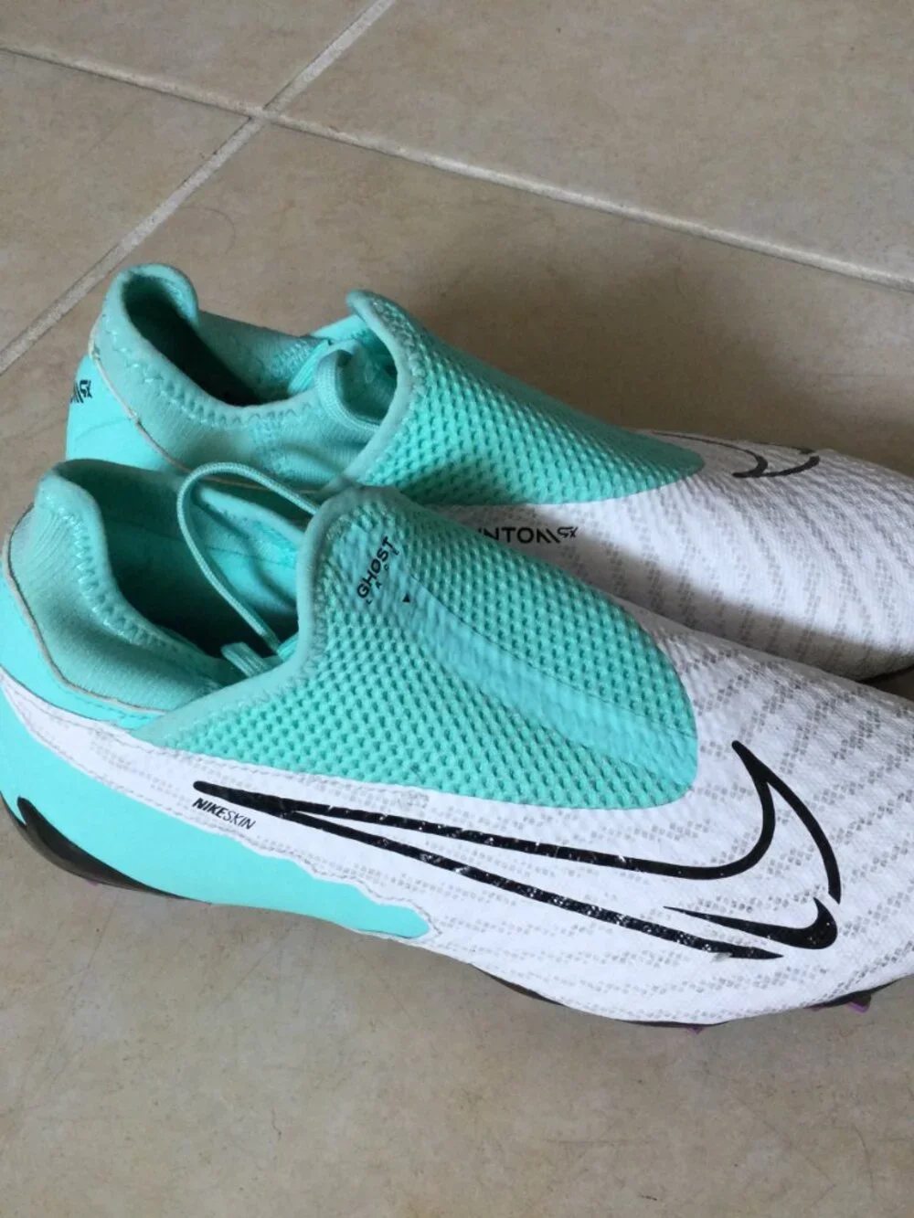 Nike Jr. Phantom GX Academy Dynamic Fit FG/MG soccer cleats white turquoise 4.5Y